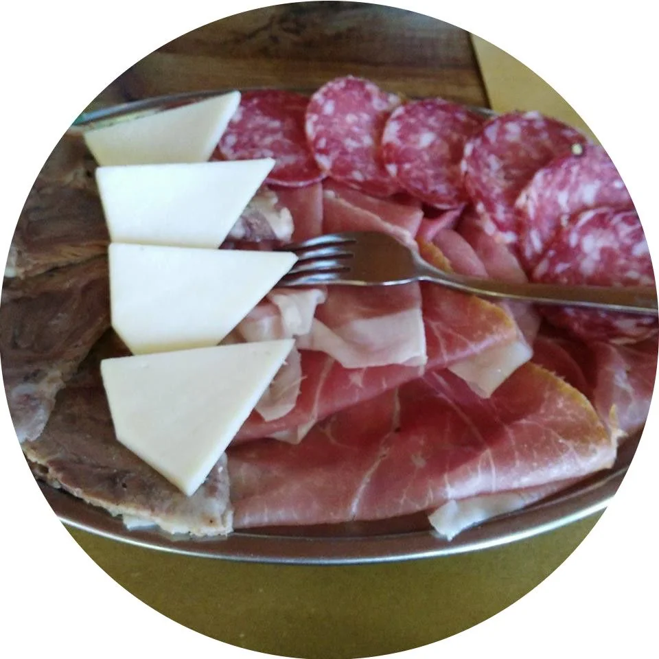 Salumi serviti con crescentine e tigelle alla Baracca