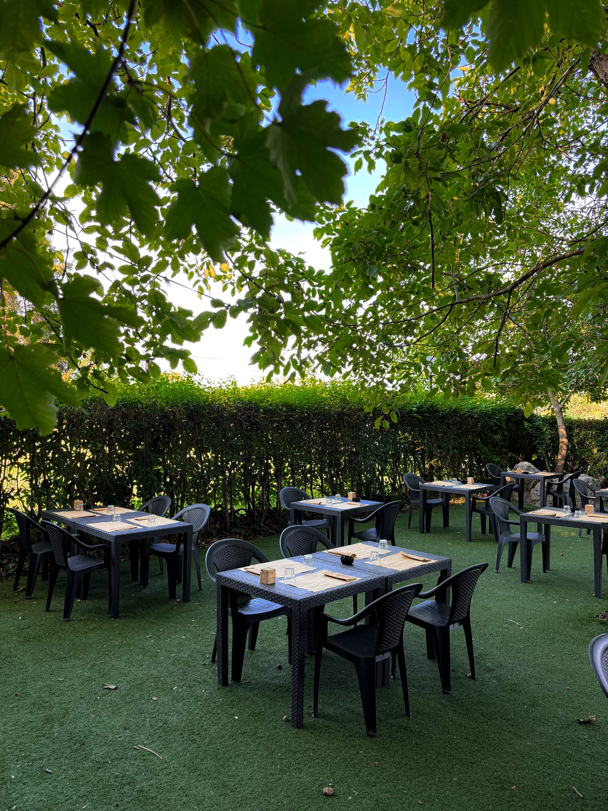 Tavoli nel giardino della Baracca a Zola Predosa