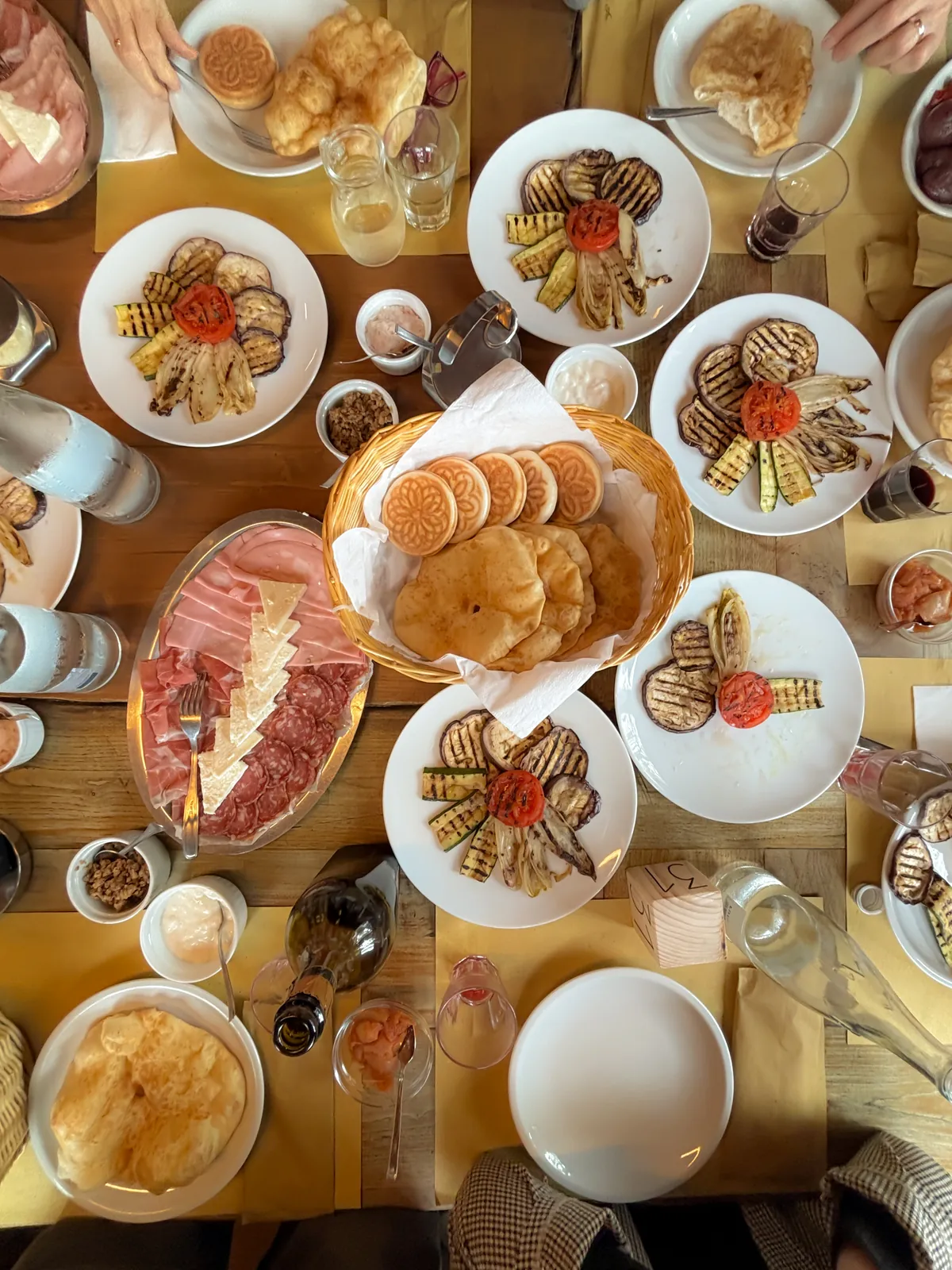 Tavola con crescentine, tigelle e specialità della Baracca
