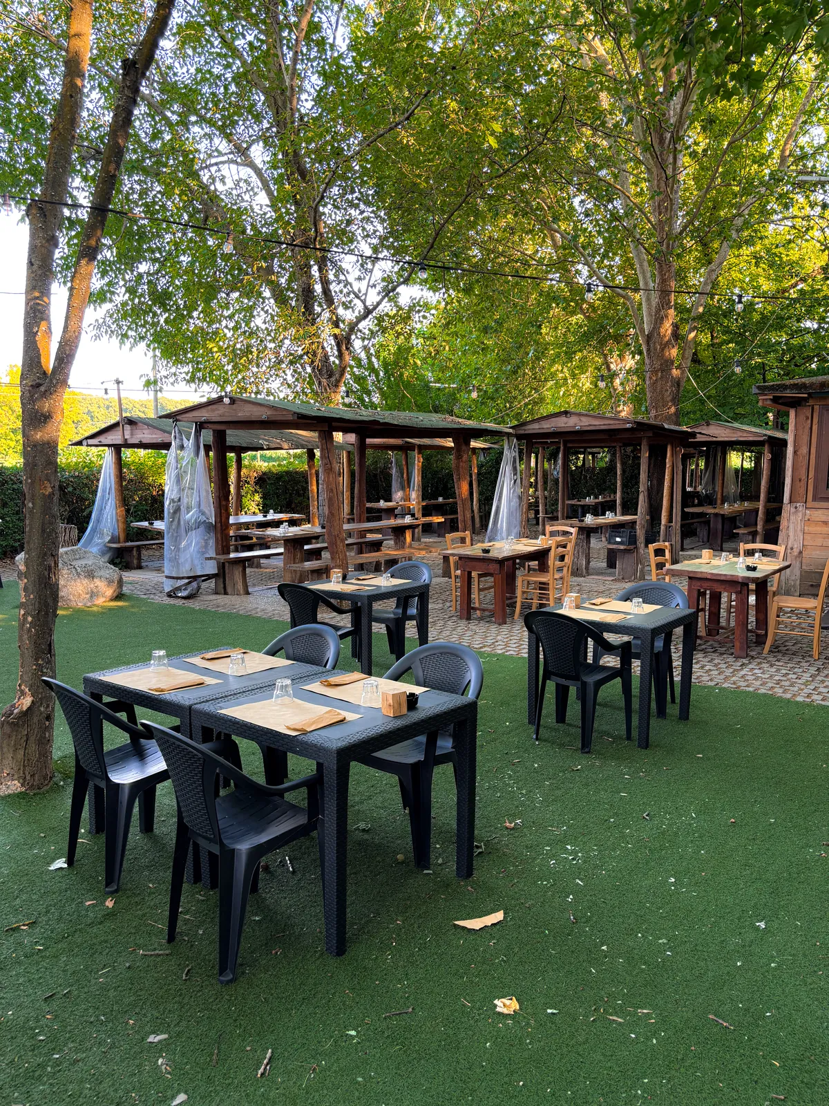 Giardino esterno della Baracca con tavoli