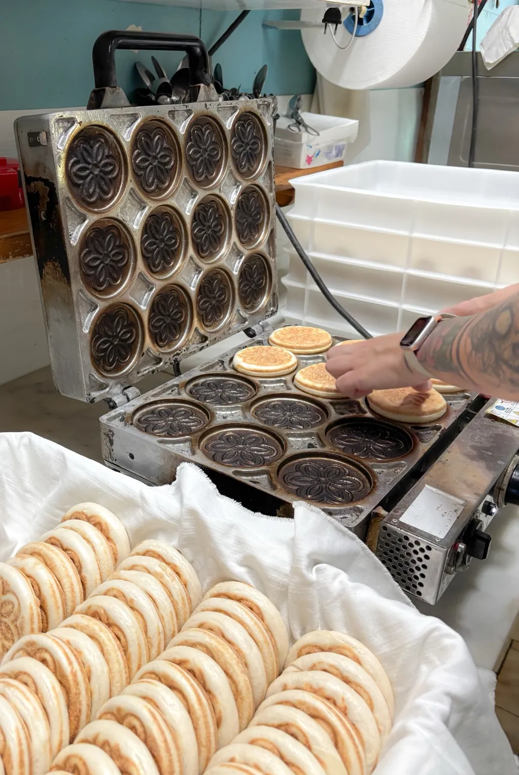Preparazione delle tigelle nella cucina della Baracca